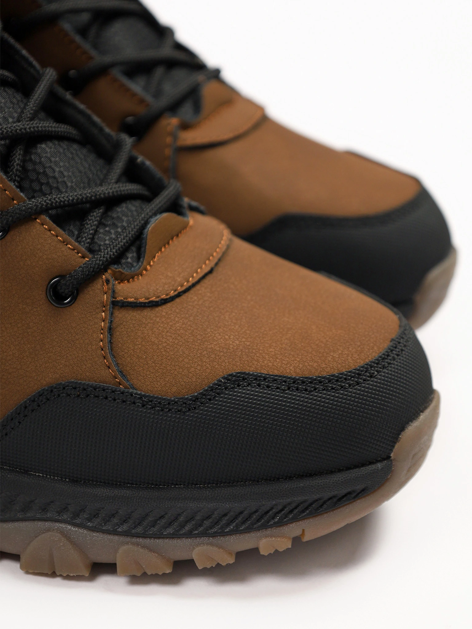 Ботинки комбинированные  коричневого цвета на рельефной подошве